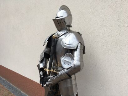 Ritterrüstung mit dem Schild und dem Schwert J23 Hit