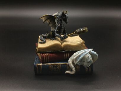TRINKET BOX DRAGON WITH THE MAGNIFYING GLASS ON BOOKS VERONESE  (WU77103AA)