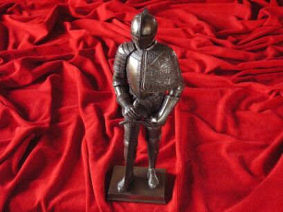 STANDING knight with sword in armor VERONESE (WU70475A1)