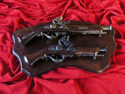 HISTORICAL set of GUNS  on WOODen pendant (AG34/A1.01)