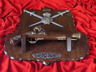 GUN Napoleonic on wood with a coat and two swords (WTR-201)