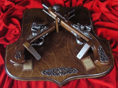 GUN SET flontflock pistols on WOODEN pendant (WTR-237)