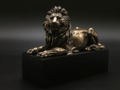 Lion lying on the pedestal VERONESE  (WU76538A4)